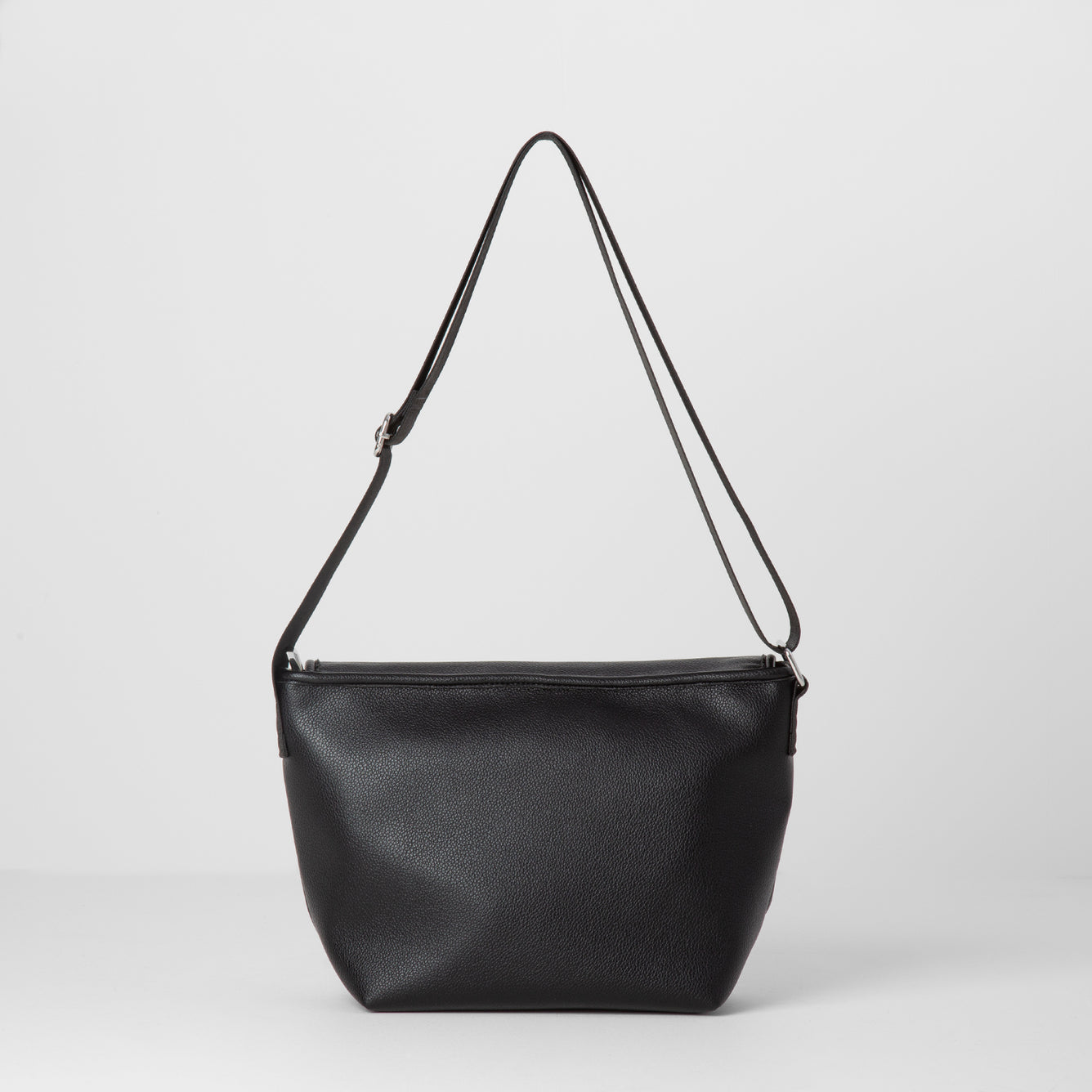 剣持⼑也 メッセンジャーバッグ