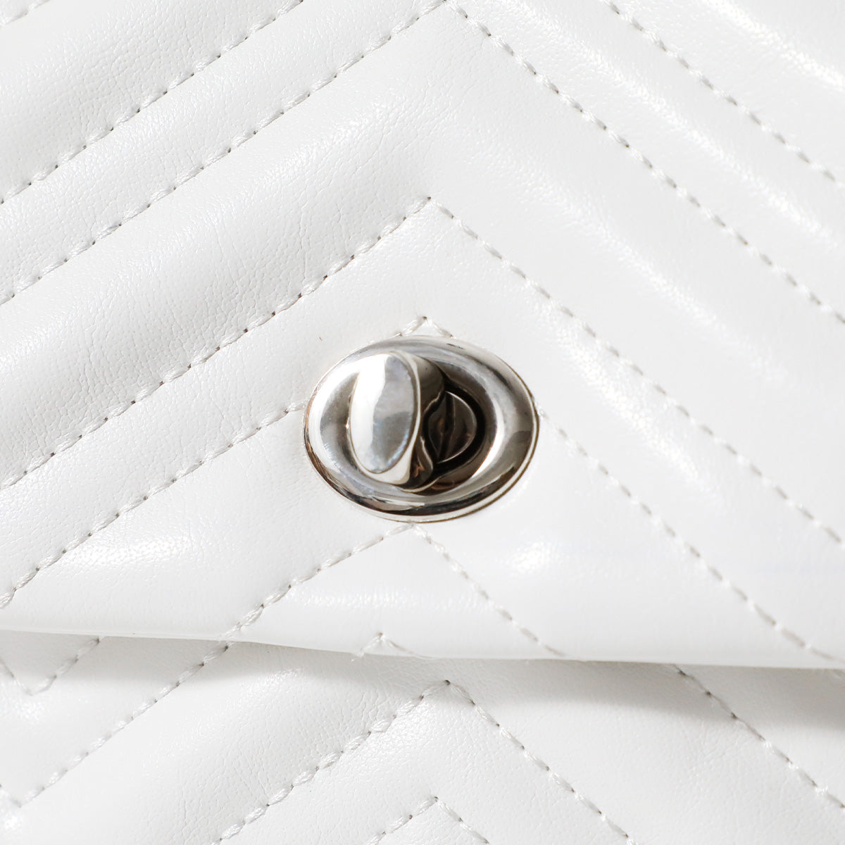 イブラヒム/フレン・E・ルスタリオ チェーンハンドバッグ:ホワイト