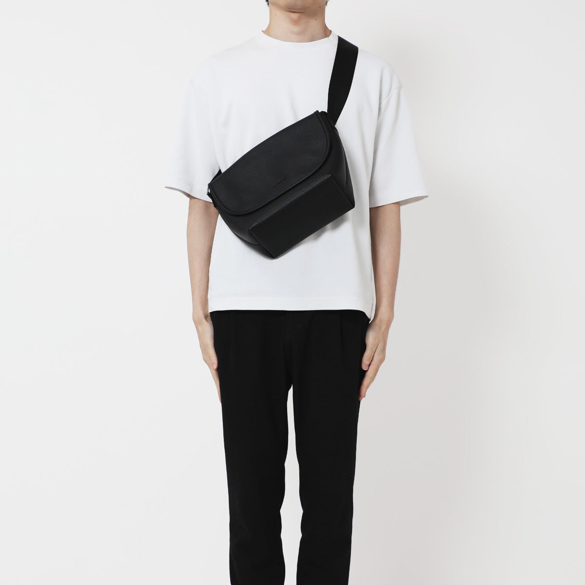 剣持⼑也 メッセンジャーバッグ